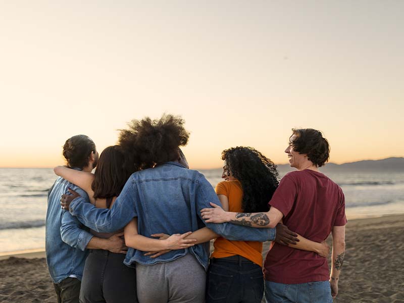 saap-800_0005_friends-hugging-by-sea-shore