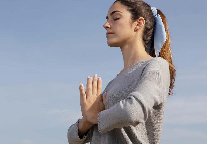 saap-800_0001_side-view-woman-meditating-nature