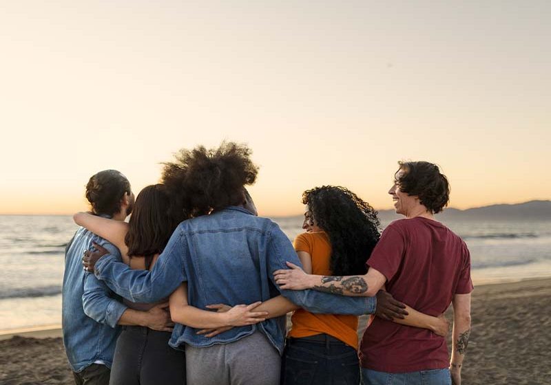 saap-800_0005_friends-hugging-by-sea-shore